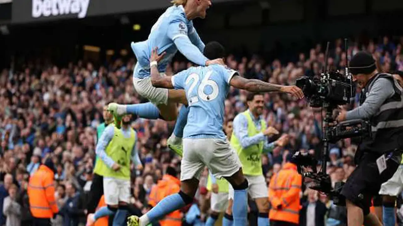 اللاعبون هالاند وفودين يتصدرون قائمة المرشحين لجائزة لاعب الجولة في الدوري الإنجليزي